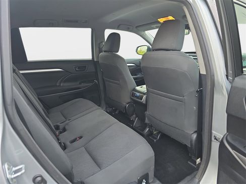 Used 2017 Toyota Highlander LE image 16