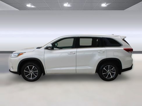 Used 2018 Toyota Highlander XLE image 2