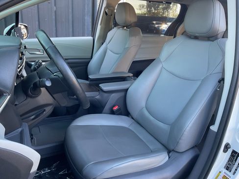 Used 2021 Toyota Sienna XLE w/ XLE Plus Package image 18