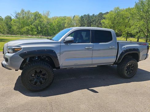 Used 2019 Toyota Tacoma TRD Off-Road AWD/4WD image 11