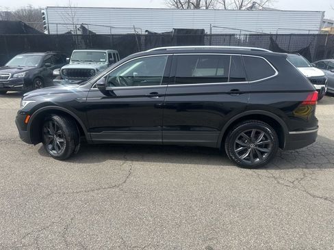 Used 2022 Volkswagen Tiguan SE w/ Panoramic Sunroof Package image 3