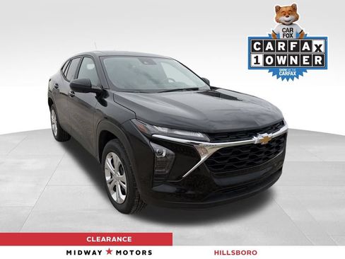 Used 2026 Chevrolet Trax LS FWD image 1