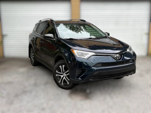Used 2017 Toyota RAV4 LE FWD image 2