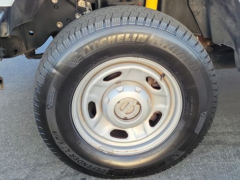 Used 2011 Ford F250 XL AWD/4WD image 2