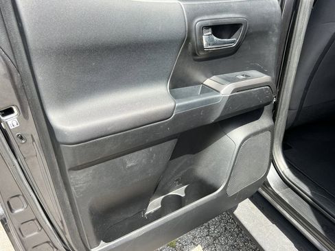 Used 2018 Toyota Tacoma TRD Sport w/ Technology Package image 17