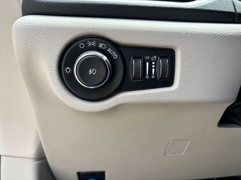 Used 2023 Chrysler Pacifica Touring-L FWD image 11