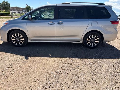 Used 2019 Toyota Sienna XLE Premium AWD/4WD image 2