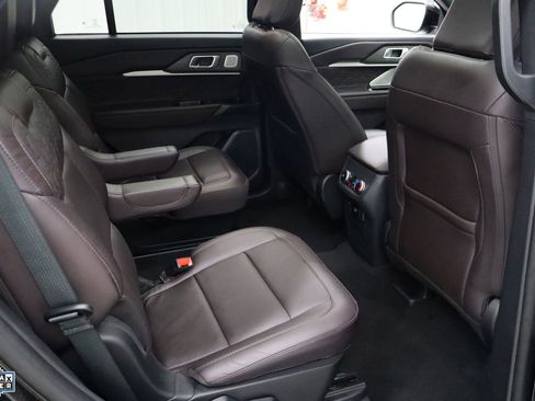 Certified 2025 Ford Explorer Platinum w/ LUX Leather Package image 30