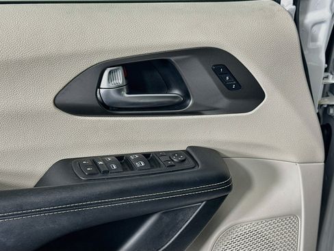 Used 2023 Chrysler Pacifica Touring-L AWD/4WD image 15