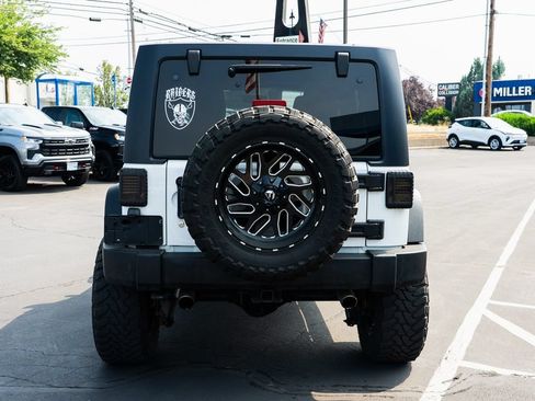 Used 2016 Jeep Wrangler Unlimited Rubicon w/ Connectivity Group AWD/4WD image 4
