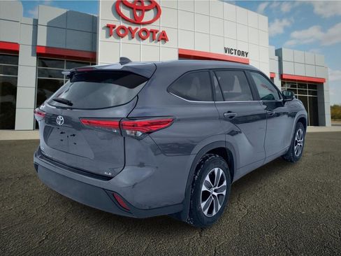 Used 2023 Toyota Highlander XLE FWD image 3