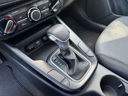 Used 2025 Kia Soul LX w/ LX Technology Package FWD image 36