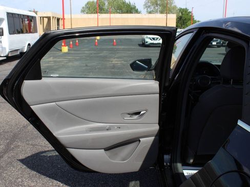 Used 2025 Hyundai Elantra SEL FWD image 15