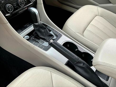 Used 2020 Volkswagen Passat 2.0T SEL image 18