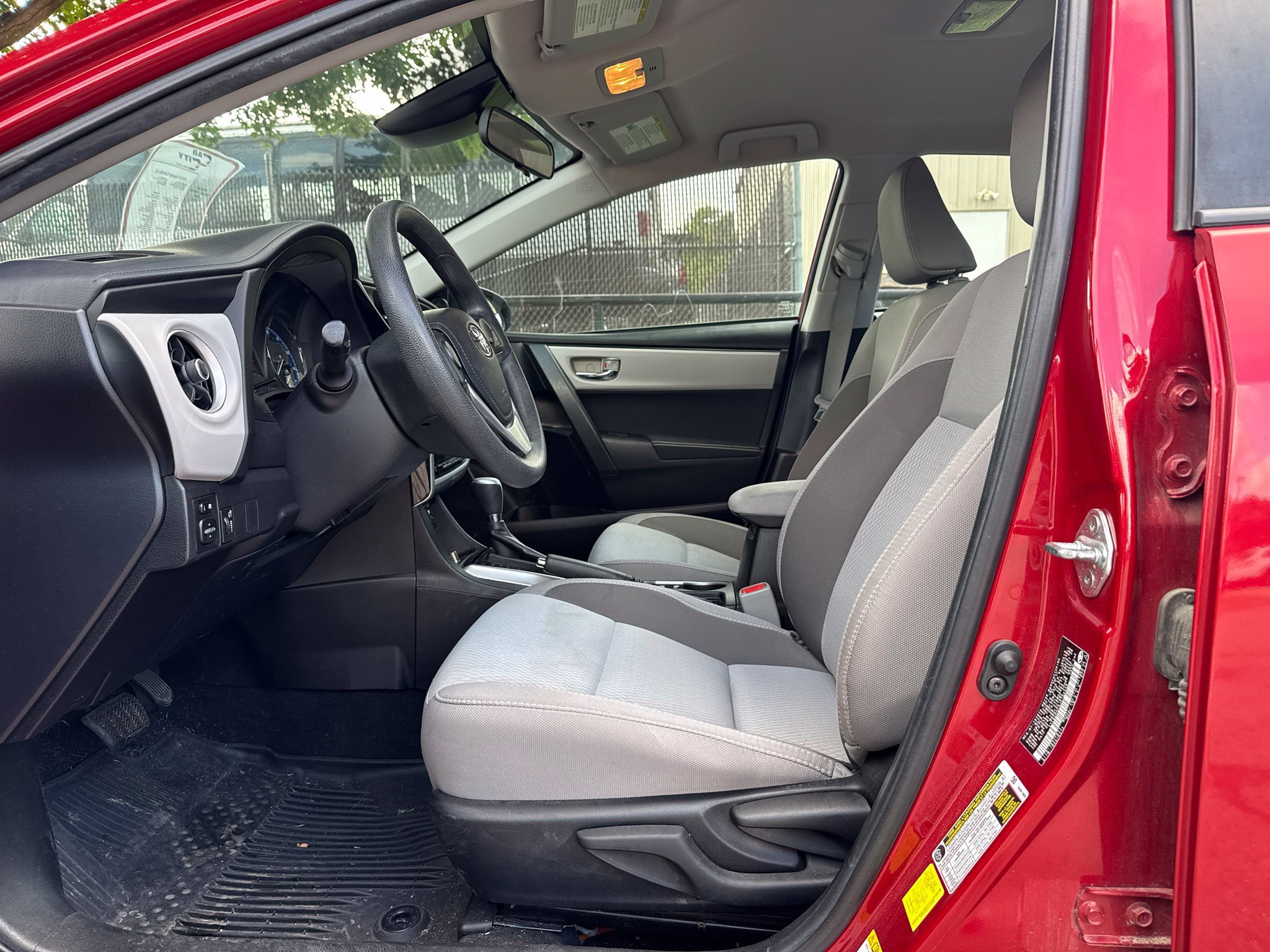 Used 2018 Toyota Corolla LE FWD image 12