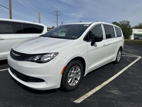 New 2026 Chrysler Voyager LX image 3