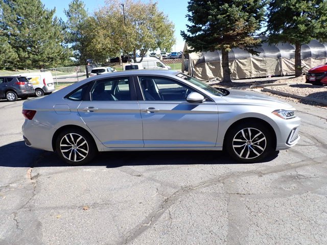 Used 2025 Volkswagen Jetta SE FWD image 5