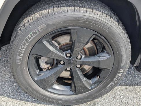 Used 2018 Jeep Cherokee Limited w/ High Altitude Package image 10