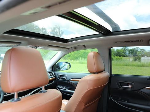 Used 2019 Toyota Highlander Limited Platinum w/ Carpet Mat Package (TMS) AWD/4WD image 9