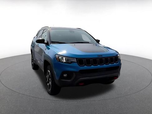 Used 2025 Jeep Compass Trailhawk AWD/4WD image 3