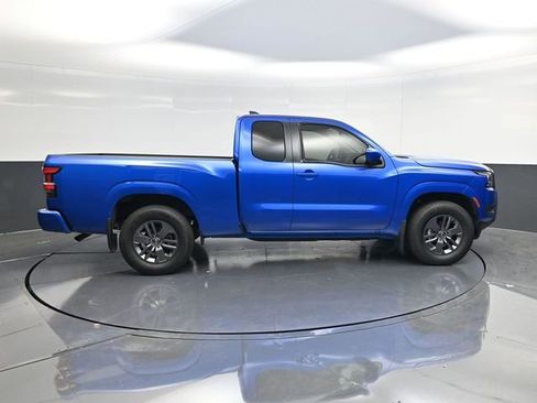 Used 2025 Nissan Frontier SV RWD image 2