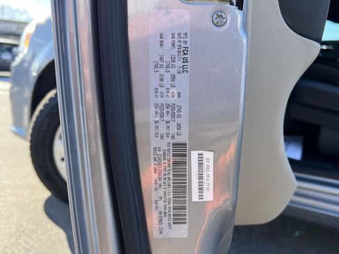 Used 2018 Dodge Grand Caravan SE w/ UConnect Hands-Free Group image 38