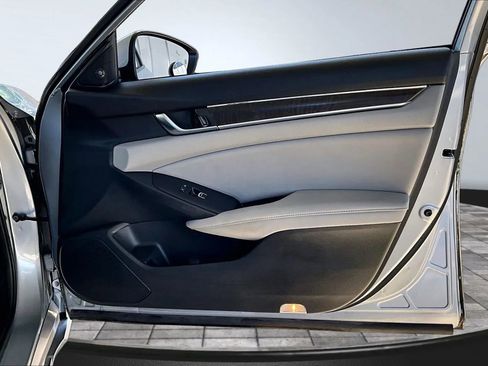 Used 2018 Honda Accord Touring image 25