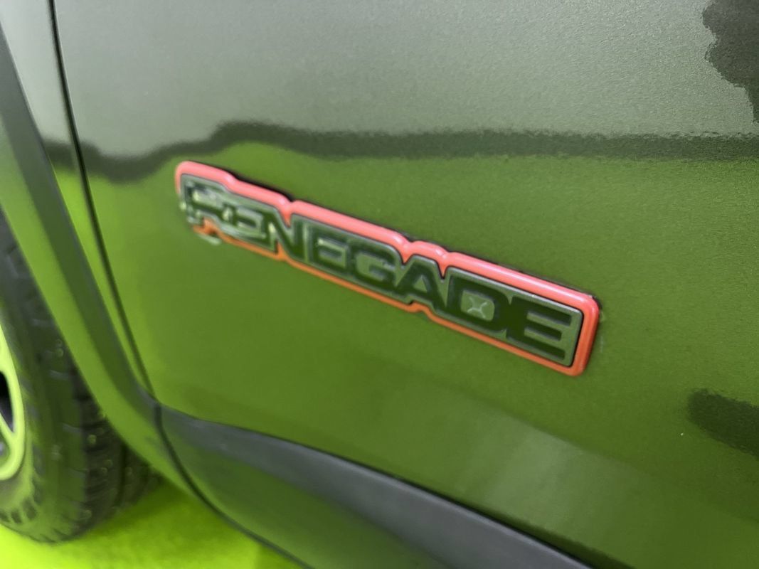 Used 2016 Jeep Renegade Trailhawk w/ Premium Trailhawk Package AWD/4WD image 13