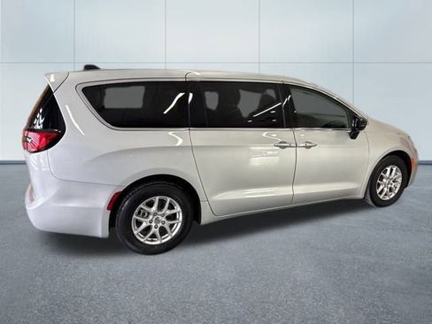 Used 2024 Chrysler Pacifica Touring-L image 8