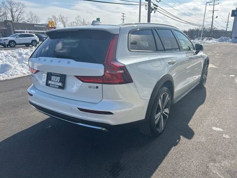 Certified 2025 Volvo V60 B5 Cross Country Plus image 5