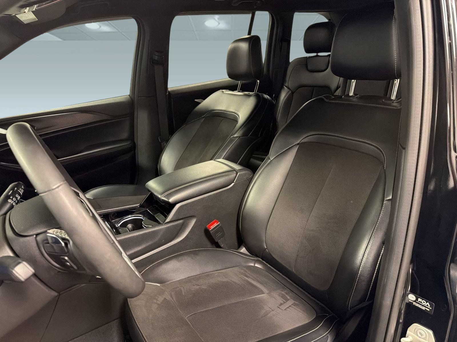 Used 2023 Jeep Grand Cherokee Altitude AWD/4WD image 4
