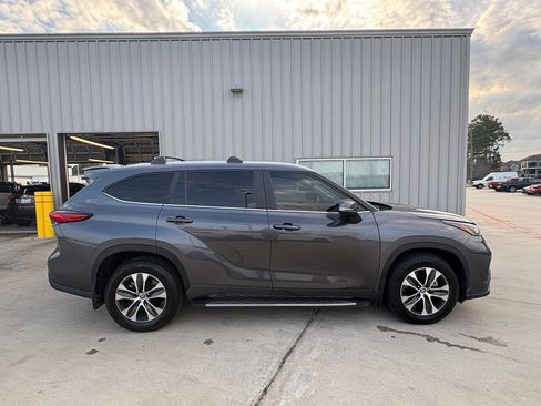 Used 2023 Toyota Highlander XLE image 8
