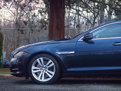 Used 2011 Jaguar XJ L image 20