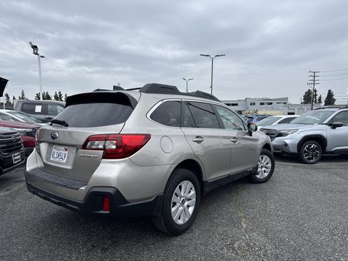 Used 2019 Subaru Outback 2.5i Premium image 3