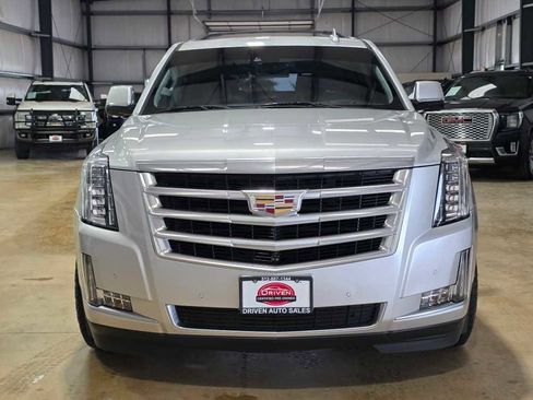 Used 2016 Cadillac Escalade Luxury image 2