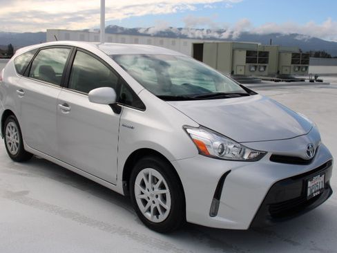 Used 2017 Toyota Prius V Five image 2