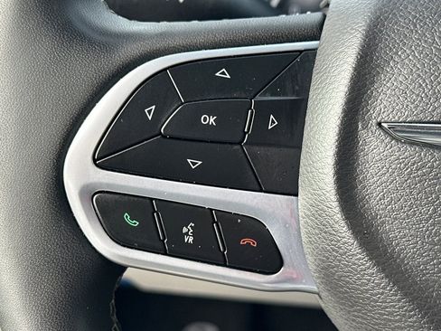 Used 2022 Chrysler Pacifica Touring-L image 38