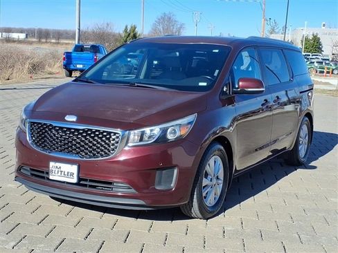 Used 2017 Kia Sedona LX w/ LX Essentials Premium Package image 2