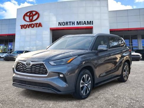 Used 2023 Toyota Highlander XLE FWD image 2
