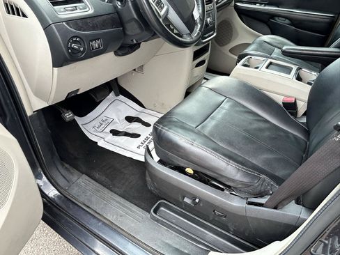 Used 2013 Chrysler Town & Country Touring FWD image 10