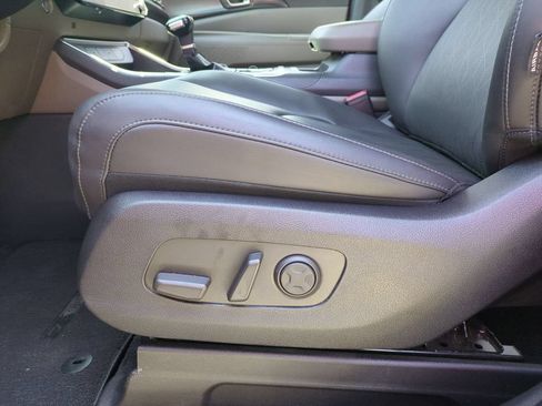 Used 2025 Kia Carnival FWD image 14