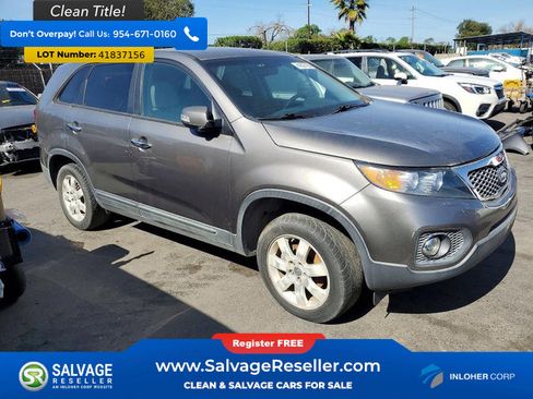 Used 2013 Kia Sorento LX w/ Third Row Pkg image 5