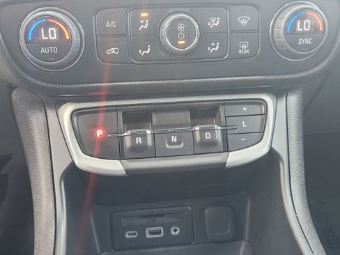 Used 2024 GMC Terrain SLT image 45