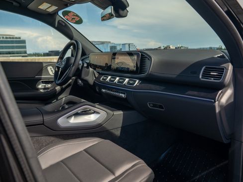 Certified 2025 Mercedes-Benz GLS 450 4MATIC image 28