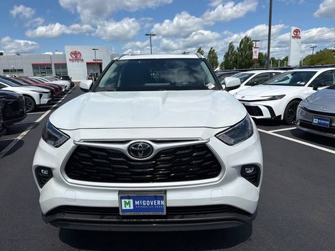 Used 2023 Toyota Highlander XLE AWD/4WD image 2
