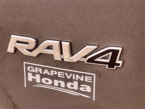 Used 2018 Toyota RAV4 LE image 8