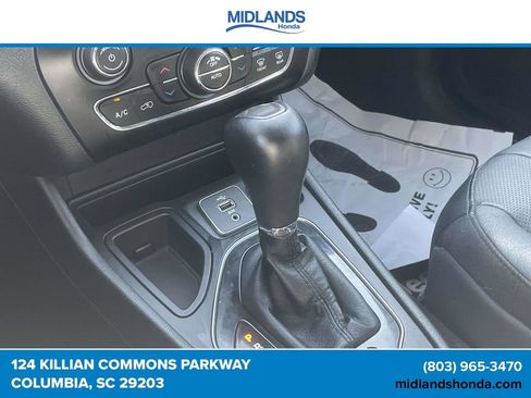 Used 2019 Jeep Cherokee Limited FWD image 30