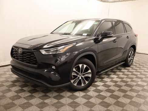 Used 2021 Toyota Highlander XLE FWD image 1