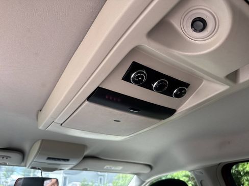 Used 2013 Chrysler Town & Country Touring FWD image 17