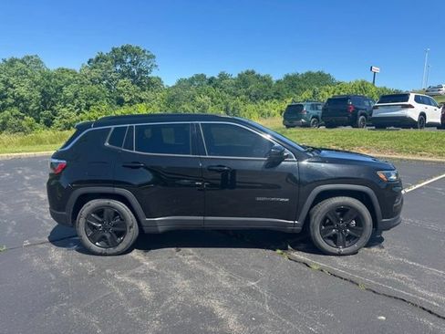 Used 2022 Jeep Compass Latitude w/ Convenience Group FWD image 2